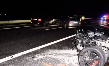 FOTO: Na rýchlostnej ceste R2 zasahujú pri Fige po hromadne nehode záchranné zložky