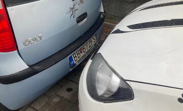 FOTO: Vodičku zablokovali kontajnerom aj autom