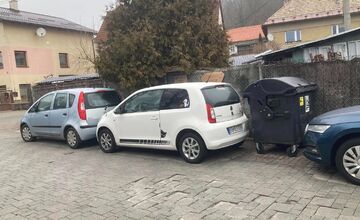 FOTO: Vodičku zablokovali kontajnerom aj autom