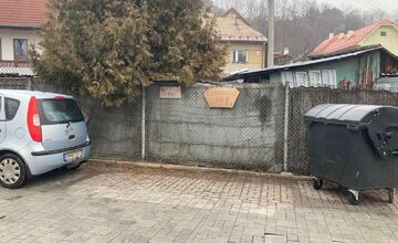 FOTO: Vodičku zablokovali kontajnerom aj autom