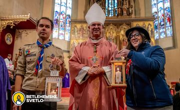 FOTO: Svetlo putovalo priamo do prezidentského paláca