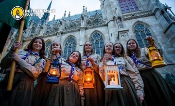 FOTO: Svetlo putovalo priamo do prezidentského paláca