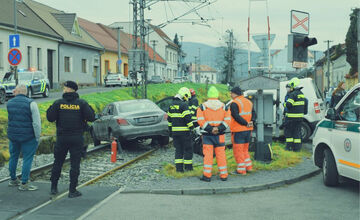 FOTO: Vo Zvolene sa zrazili dve autá, zranenia utrpela 60-ročná chodkyňa