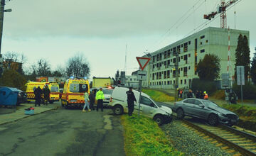 FOTO: Vo Zvolene sa zrazili dve autá, zranenia utrpela 60-ročná chodkyňa