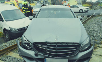 FOTO: Vo Zvolene sa zrazili dve autá, zranenia utrpela 60-ročná chodkyňa