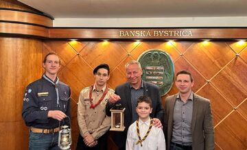 FOTO: Betlehemské svetlo skauti odovzdali primátorovi aj tento rok