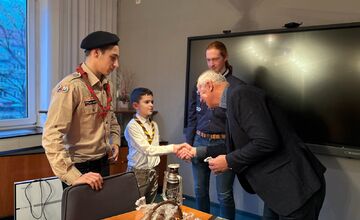 FOTO: Betlehemské svetlo skauti odovzdali primátorovi aj tento rok