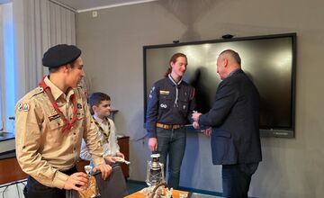 FOTO: Betlehemské svetlo skauti odovzdali primátorovi aj tento rok