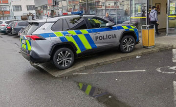 FOTO: Môže takto parkovať polícia v Krupine? Miroslava odpoveď policajta nahnevala