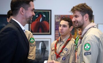 FOTO: Betlehemské svetlo skauti odovzdali primátorovi aj tento rok