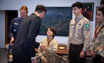 FOTO: Betlehemské svetlo skauti odovzdali primátorovi aj tento rok