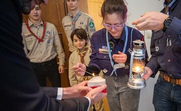 FOTO: Betlehemské svetlo skauti odovzdali primátorovi aj tento rok