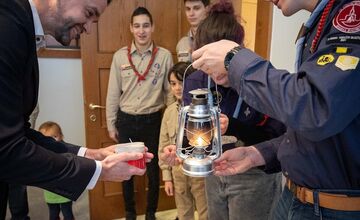 FOTO: Betlehemské svetlo skauti odovzdali primátorovi aj tento rok
