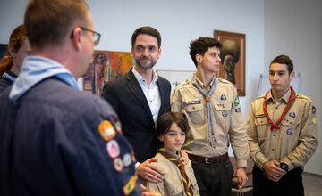 FOTO: Betlehemské svetlo skauti odovzdali primátorovi aj tento rok