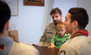 FOTO: Betlehemské svetlo skauti odovzdali primátorovi aj tento rok