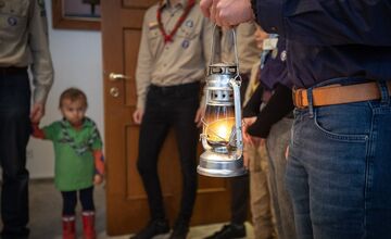 FOTO: Betlehemské svetlo skauti odovzdali primátorovi aj tento rok