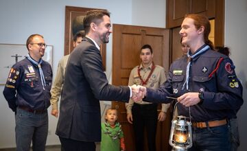 FOTO: Betlehemské svetlo skauti odovzdali primátorovi aj tento rok