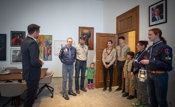 FOTO: Betlehemské svetlo skauti odovzdali primátorovi aj tento rok