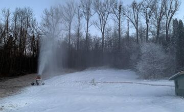 FOTO: Chadné noci povolili zasnežiť kopec na plážovom kúpalisku