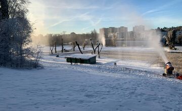 FOTO: Chadné noci povolili zasnežiť kopec na plážovom kúpalisku