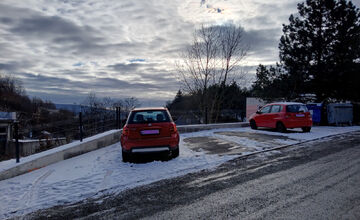 FOTO: V Banskej Štiavnici upravili ulicu za 90-tisíc eur, pribudlo 27 parkovacích miest