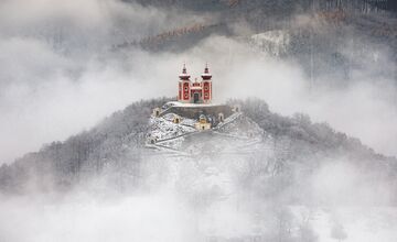 FOTO: Fotograf Daniel zachytáva čarovné chvíle Banskej Štiavnice. Hmla a svetlo tvoria v jeho tvorbe magické scenérie