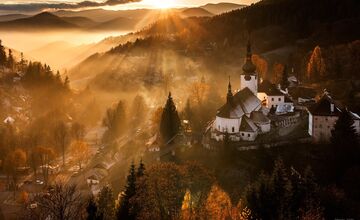 FOTO: Fotograf Daniel zachytáva čarovné chvíle Banskej Štiavnice. Hmla a svetlo tvoria v jeho tvorbe magické scenérie