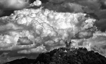 FOTO: Fotograf Daniel zachytáva čarovné chvíle Banskej Štiavnice. Hmla a svetlo tvoria v jeho tvorbe magické scenérie