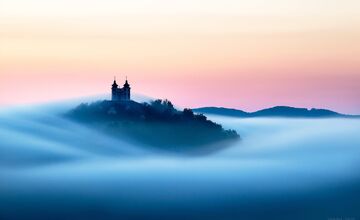 FOTO: Fotograf Daniel zachytáva čarovné chvíle Banskej Štiavnice. Hmla a svetlo tvoria v jeho tvorbe magické scenérie