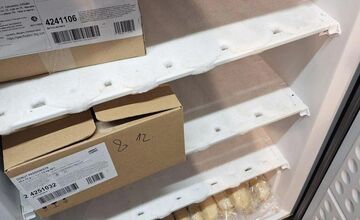 FOTO: Kontroly potravín odhalili stovky nedostatkov. V predajniach boli výrobky po záruke, škodcovia či skryté alergény