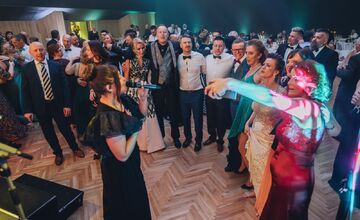 FOTO: V Banskej Bystrici sa plesalo. Radvančania si užili veľkolepý ples, nechýbal ani Lukáš Adamec