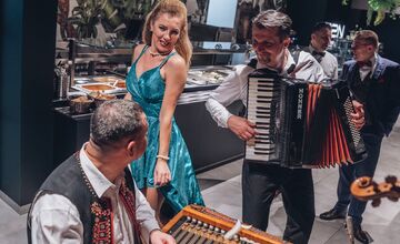 FOTO: V Banskej Bystrici sa plesalo. Radvančania si užili veľkolepý ples, nechýbal ani Lukáš Adamec