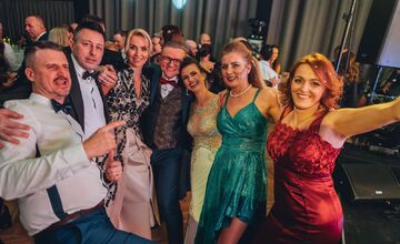 FOTO: V Banskej Bystrici sa plesalo. Radvančania si užili veľkolepý ples, nechýbal ani Lukáš Adamec