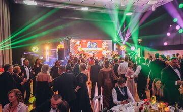 FOTO: V Banskej Bystrici sa plesalo. Radvančania si užili veľkolepý ples, nechýbal ani Lukáš Adamec