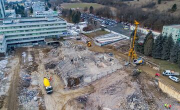 FOTO: Práce na Rooseveltovej nemocnici pokračujú. Pozrite si v akom stave sa aktuálne nachádza stavenisko