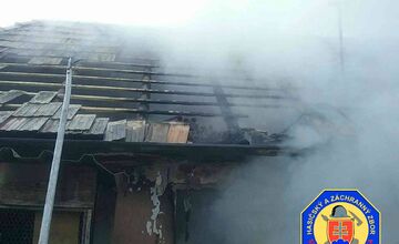 FOTO: Hasičský zbor vo štvtok ráno zasahoval vo Veľkom Krtíši. V plameňoch sa ocitol rodinný dom