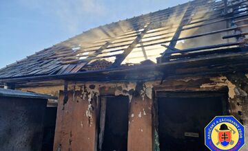 FOTO: Hasičský zbor vo štvtok ráno zasahoval vo Veľkom Krtíši. V plameňoch sa ocitol rodinný dom