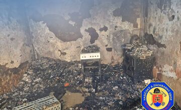 FOTO: Hasičský zbor vo štvtok ráno zasahoval vo Veľkom Krtíši. V plameňoch sa ocitol rodinný dom