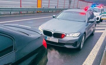 FOTO:  Z auta lietali sáčky s drogami. Polícia pri Kriváni zadržala posádku so 40 gramami pervitínu vo vozidle