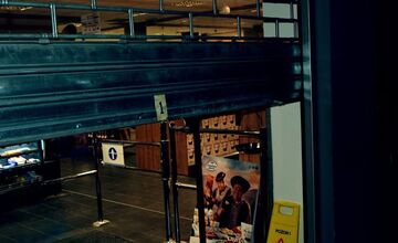 FOTO: Zlodej vo Veľkom Krtíši sa nechal zamknúť v obchode. Plánoval krádež, no uviazol vo vnútri