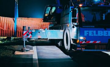 FOTO: Kamión narazil do odstavenej dodávky