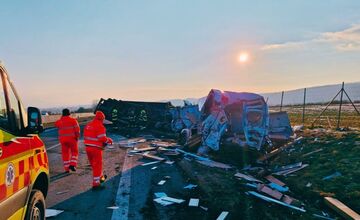 FOTO: Kamión narazil do odstavenej dodávky