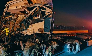 FOTO: Kamión narazil do odstavenej dodávky