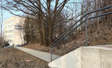 FOTO: Chodník nad nemocnicou bol dokončený