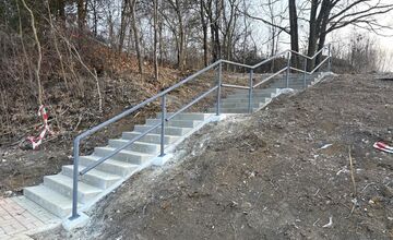 FOTO: Chodník nad nemocnicou bol dokončený