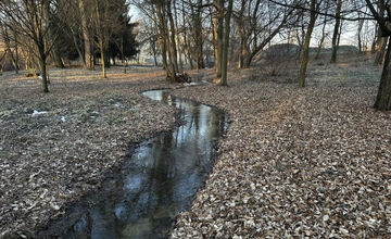 FOTO: V Lučenci pracujú na obnove prítoku vody do mestského parku