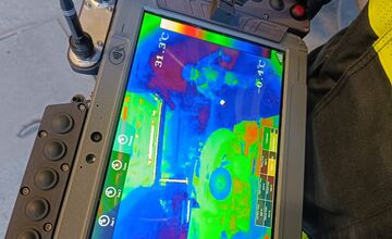 FOTO: Do akcie hasiči nasadili aj robota 