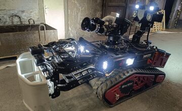 FOTO: Do akcie hasiči nasadili aj robota 