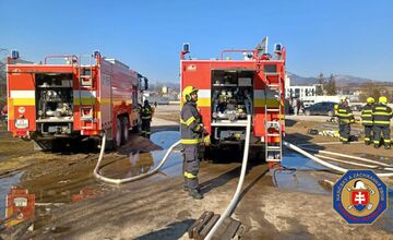 FOTO: V Banskej Bystrici vypukol požiar strechy drevenej koliby