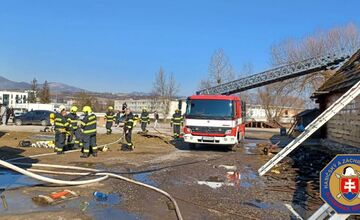 FOTO: V Banskej Bystrici vypukol požiar strechy drevenej koliby